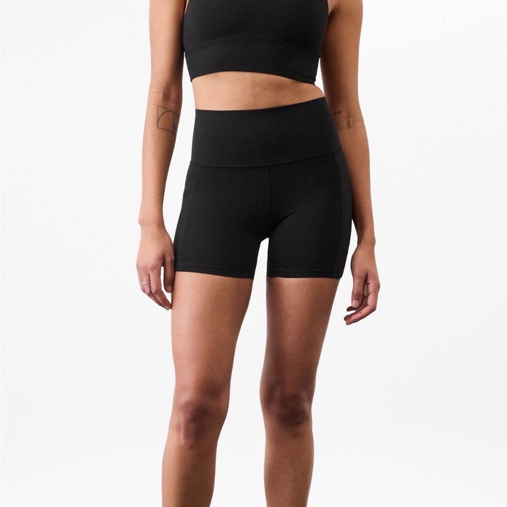 Athleta Salutation Stash High Rise 5” Short XXS